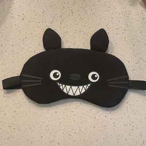 Black sleeping mask with pocket